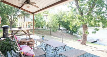 LBJ lakefrnt stuns. Natural, peaceful getaway