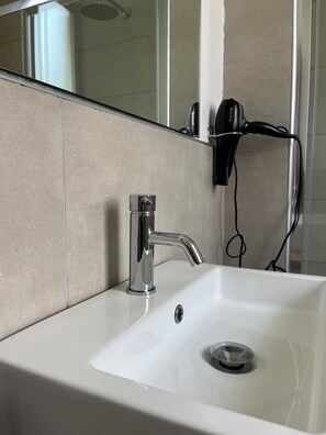 Regadera, secadora de cabello, bidet, toallas 