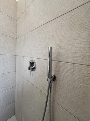 Douche, sĂšche-cheveux, bidet, serviettes fournies