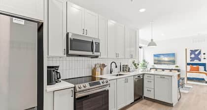 1BD King Retreat w Gym, Wi-Fi, Office & Mins to DT