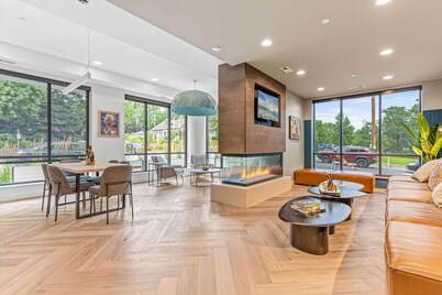 1BD King Retreat w Gym, Wi-Fi, Office & Mins to DT