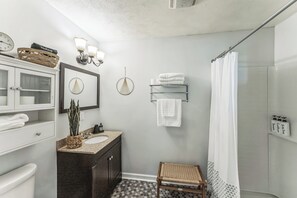 Douche, sèche-cheveux, serviettes fournies, savon
