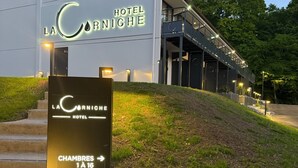 A hotel entrance with a sign indicating room numbers 1 to 16 and 17 to 32. - LaCorniche (Contrexéville)