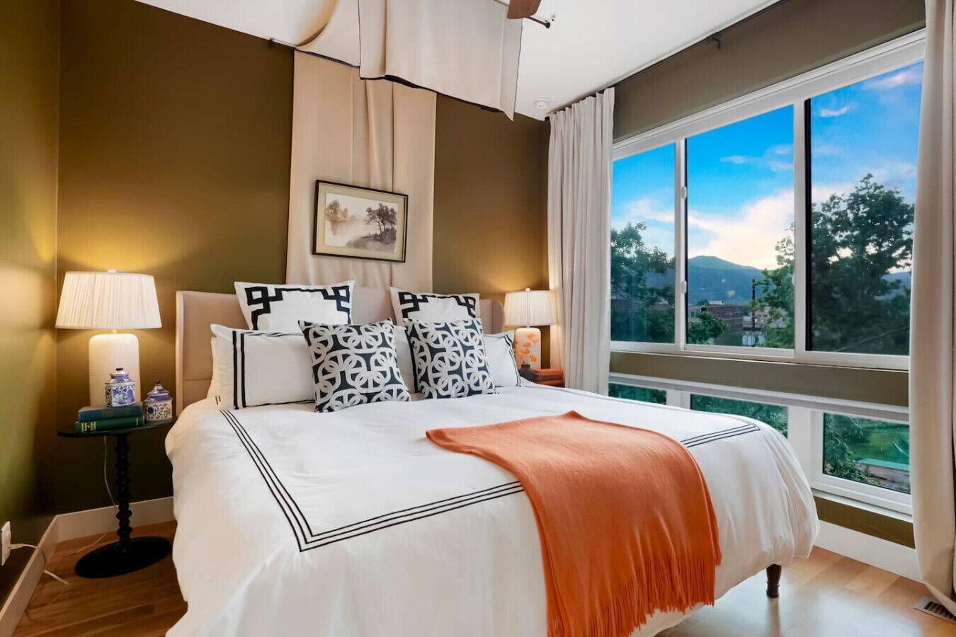 2 عدّة غرف نوم ومكتب ومكواة/لوح كي وسرير سفر