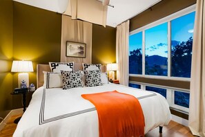 2 habitaciones, escritorio y tabla de planchar con plancha 