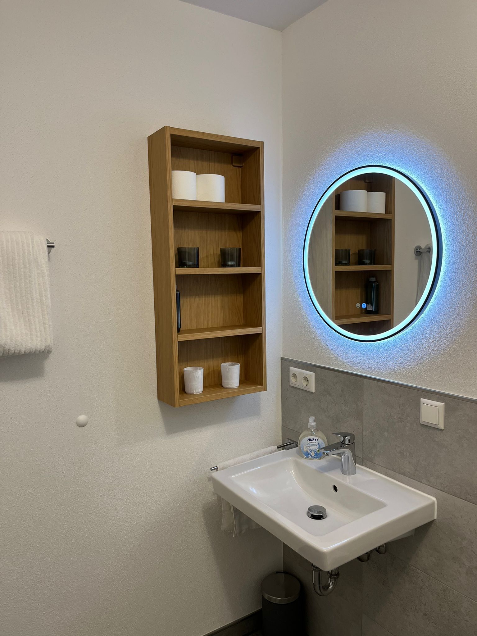 Een douche, een haardroger, handdoeken, toiletpapier