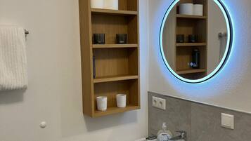 Een douche, een haardroger, handdoeken, toiletpapier