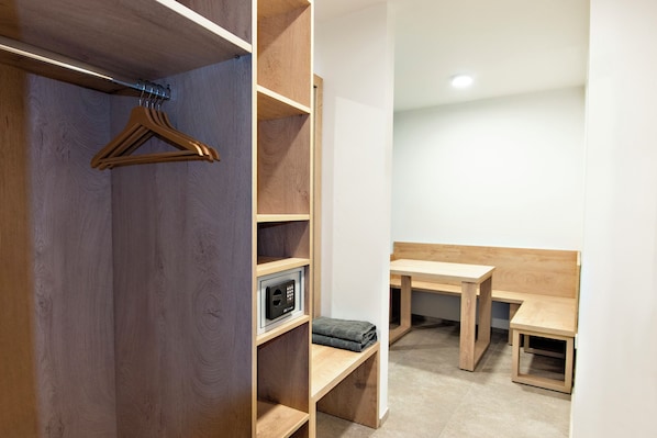 Habitación doble | Caja fuerte, escritorio, espacio para trabajar con un portátil