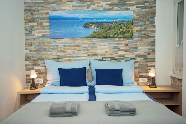 Dobbeltrom | Safe på rommet, skrivebord og skrivebord for bærbar PC