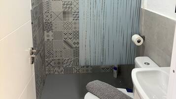 Douche, sĂšche-cheveux, serviettes fournies, savon