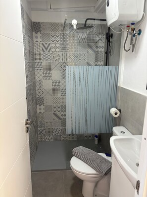 Een douche, een haardroger, handdoeken, zeep