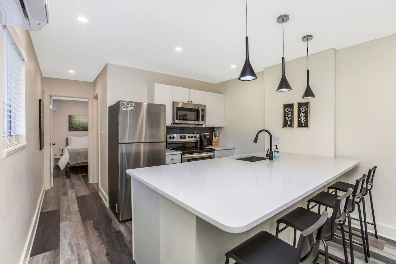 Réfrigérateur, micro-ondes, four, plaque de cuisson