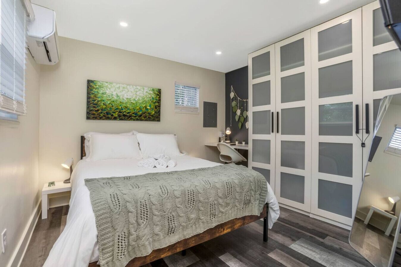 1 makuuhuone, työpöytä, silitysrauta/-lauta, vauvan matkasänky