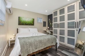 1 chambre, bureau, fer et planche à repasser, lit parapluie