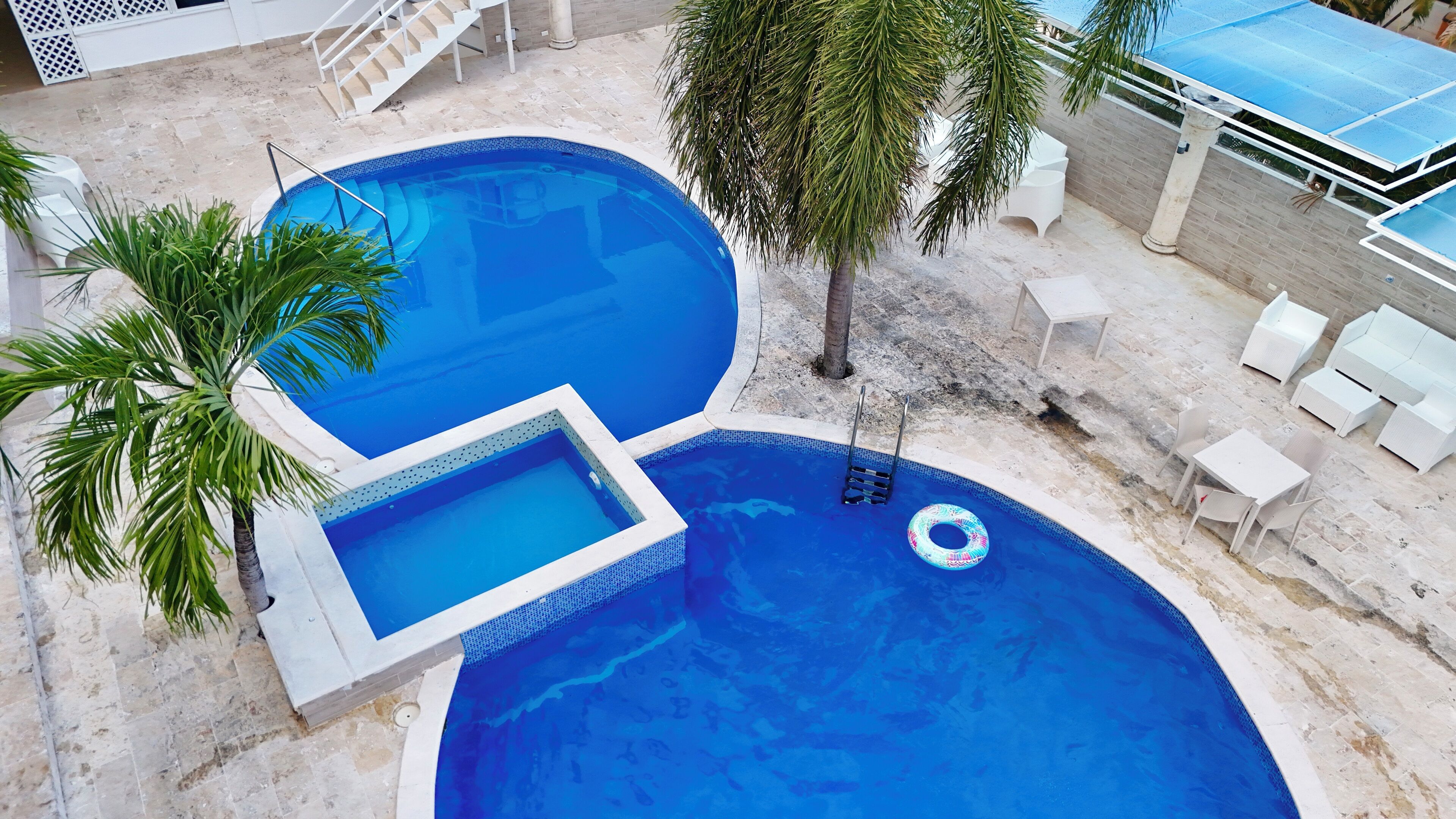 3 座室外游泳池