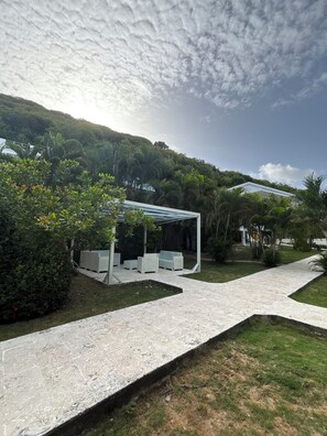 65-inch flat-screen TV with cable channels, Netflix, heated floors