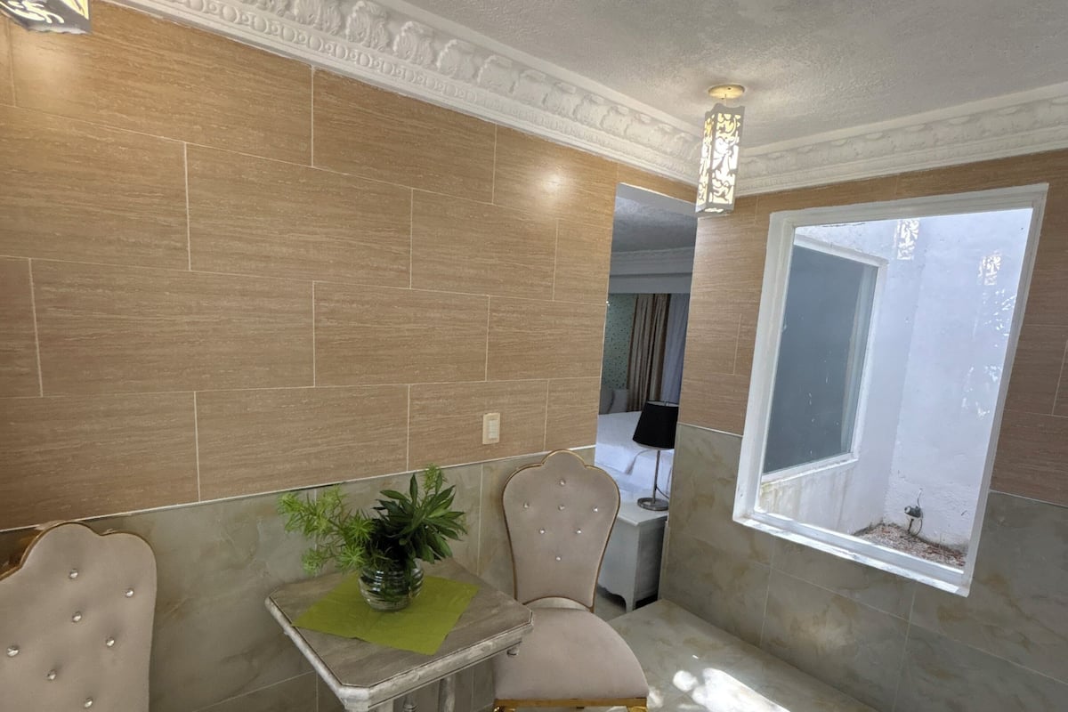 Combined shower/tub, jetted tub, hydromassage showerhead