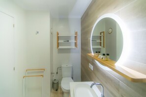 Shower, towels - WELCS APARTAMENTO 251 EMP frente al mar (Empuriabrava)