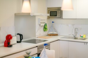 Kühlschrank, Mikrowelle, Ofen, Wasserkocher mit Kaffee-/Teezubehör