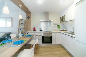 ثلاجة، ميكروويف، فرن، ماكينة لصنع القهوة/الشاي