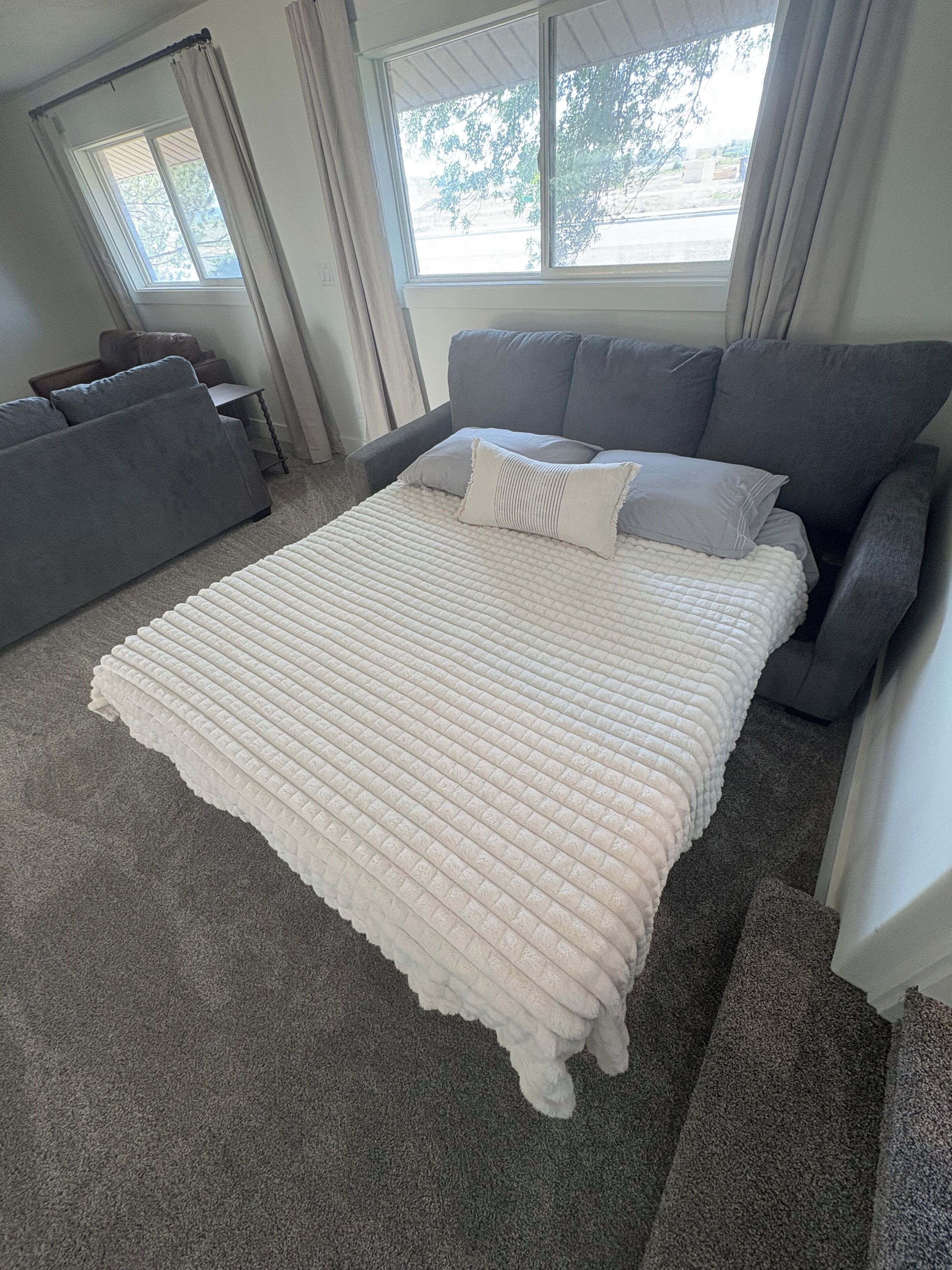 5 bedrooms, iron/ironing board, WiFi, bed sheets