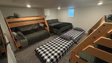 5 habitaciones, tabla de planchar con plancha, wifi y ropa de cama