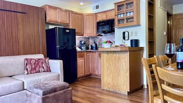Smart TV, fireplace, table tennis