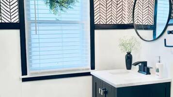 Een haardroger, handdoeken, zeep, toiletpapier