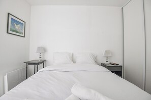 3 bedrooms, iron/ironing board, bed sheets