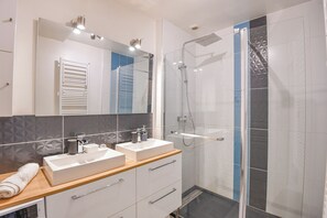 Shower, hair dryer, towels