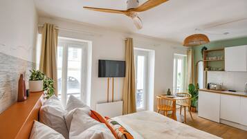 Een strijkplank/strijkijzer, wifi, beddengoed