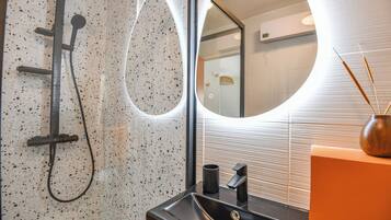 Dusche, Haartrockner, Handtücher