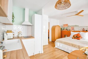 Iron/ironing board, WiFi, bed sheets