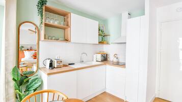 Réfrigérateur, micro-ondes, plaque de cuisson, lave-vaisselle