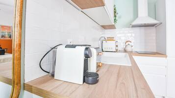 Kühlschrank, Mikrowelle, Herdplatte, Geschirrspüler