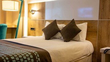 Habitación estándar doble, vistas a la ciudad | Caja fuerte, escritorio, espacio para trabajar con un portátil