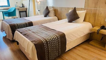 Habitación estándar con 2 camas individuales | Caja de seguridad en la habitación y escritorio