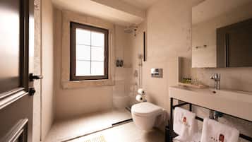 Chuveiro, secador de cabelo, toalhas de banho, sabonete