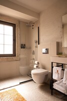 Ducha, secador de pelo, toallas, jabón