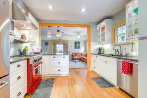 Een koelkast, een microgolfoven, een oven, een vaatwasser