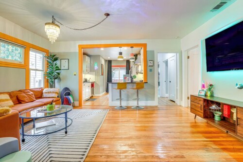 Midtown Oasis | BBQ, Deck, Games & Artistic Vibes