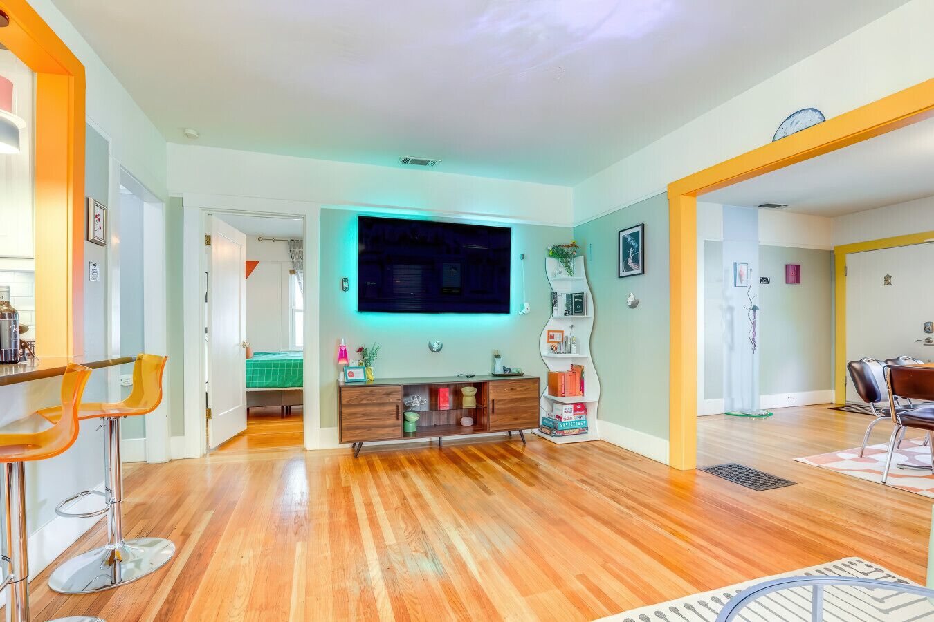 3 makuuhuonetta, työpöytä, silitysrauta/-lauta, vauvan matkasänky