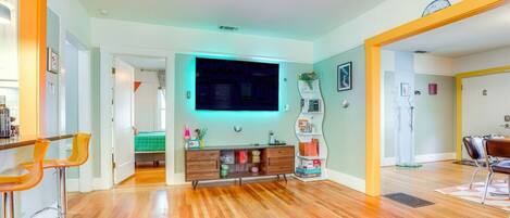 3 makuuhuonetta, työpöytä, silitysrauta/-lauta, vauvan matkasänky