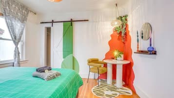 3 bedrooms, desk, iron/ironing board, travel crib