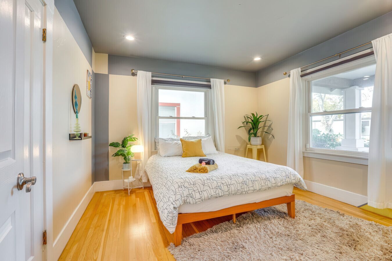 3 bedrooms, desk, iron/ironing board, travel crib