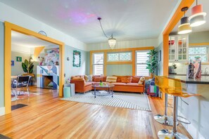 Smart-tv, een open haard en boeken