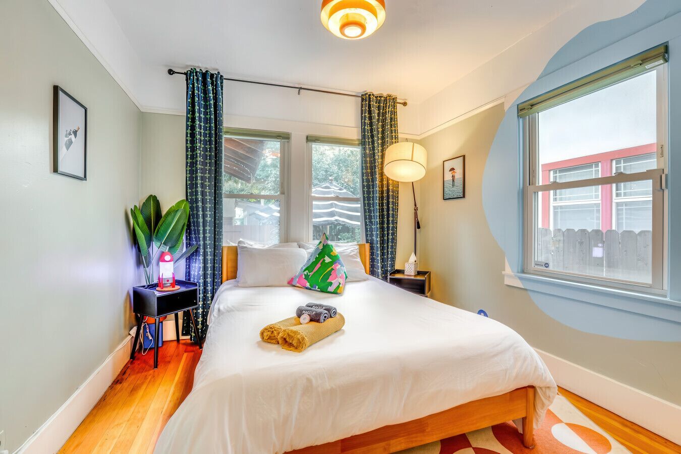 3 bedrooms, desk, iron/ironing board, travel crib