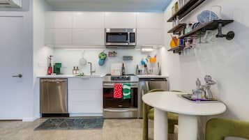 Kühlschrank, Mikrowelle, Ofen, Geschirrspüler