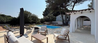 Air-conditioned villa with private pool and large garden