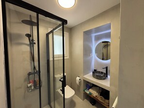 Bruser, hårtørrer, håndklæder, Toiletpapir